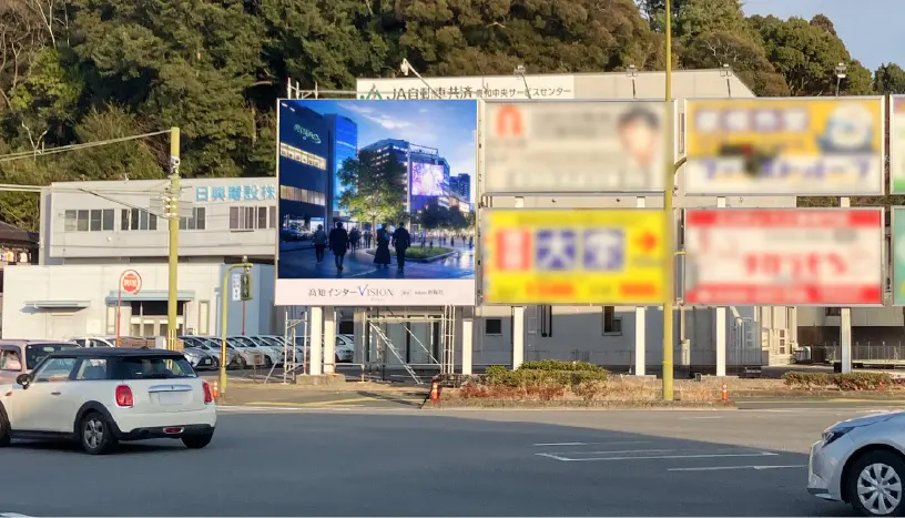 夜の繁華街に設置された大型屋外用LEDビジョンの放映事例。花火の映像が鮮明に映る様子