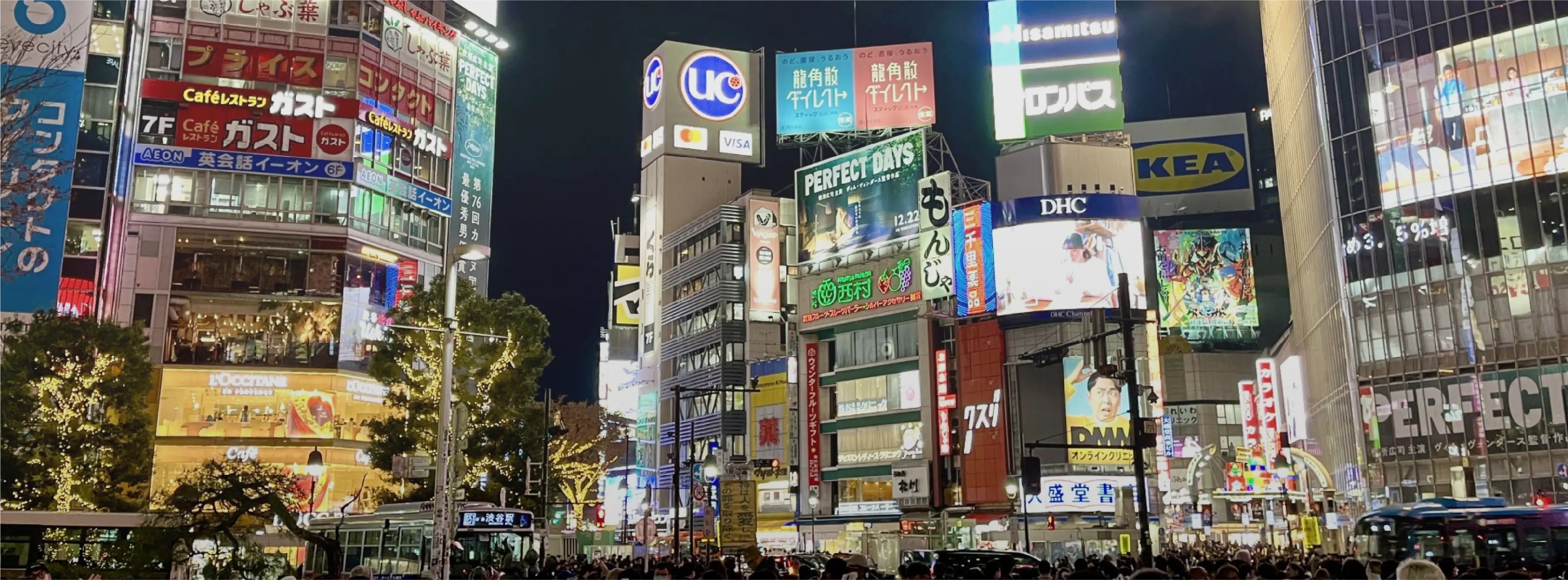 電子公告やデジタルサイネージが光る夜の繁華街の風景