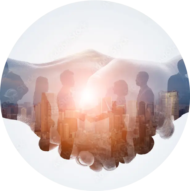 挑戦を応援し輝く未来へ導くイメージ。力強い握手と都会のビル群、ビジネスパーソンのシルエットが重なる、スタートを象徴する写真